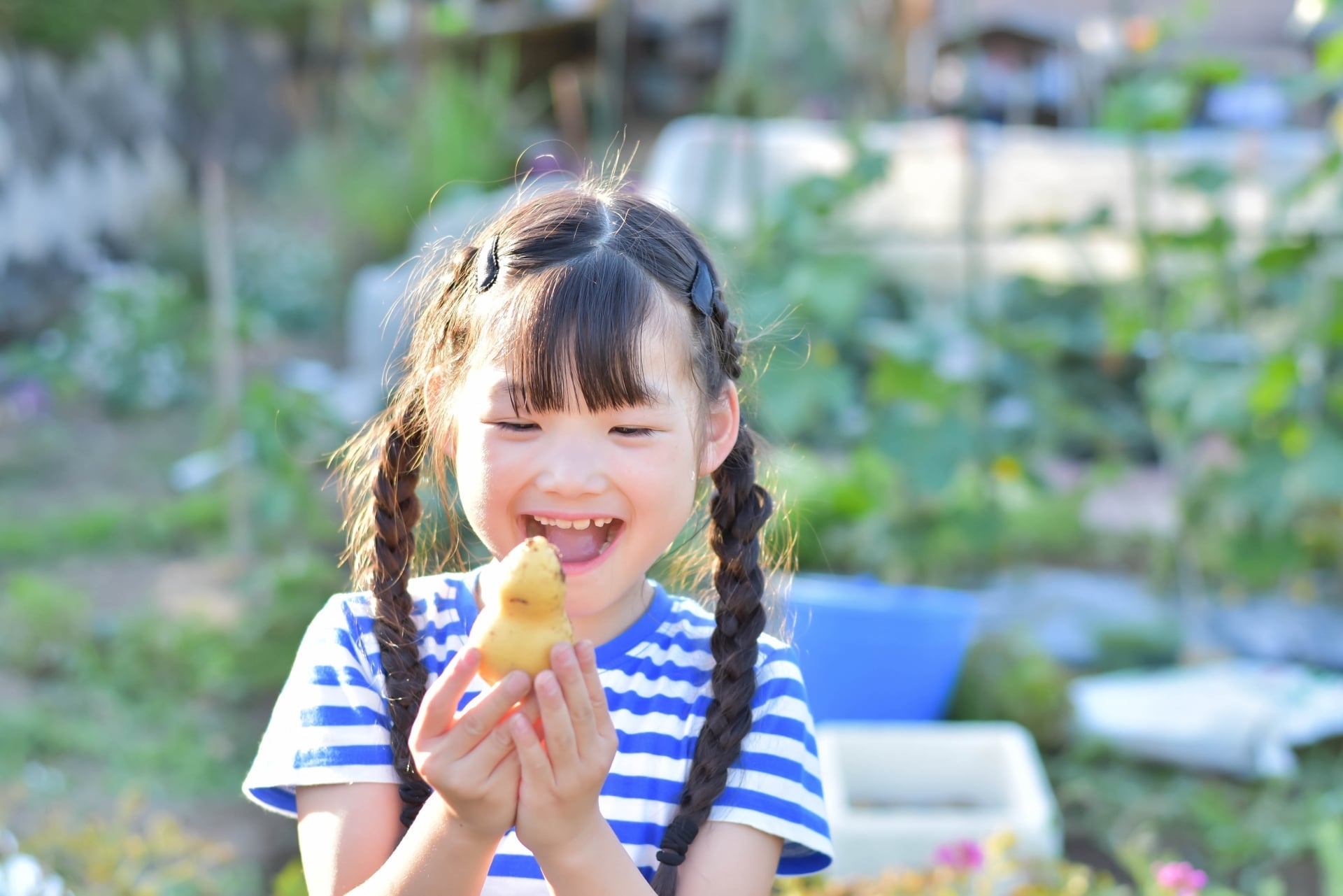 野菜を持って嬉しそうな女の子